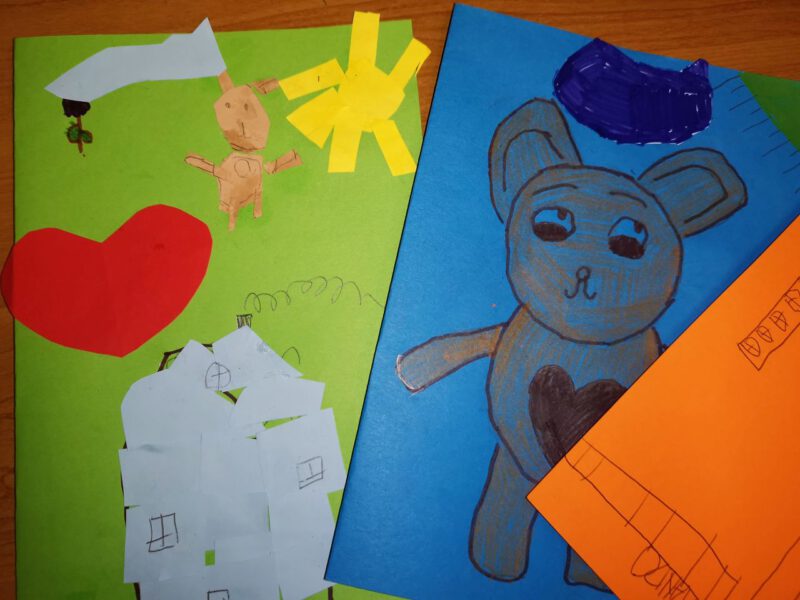 Zdjęcie przedstawia kartki do Mikołaja w wykonaniu uczniów edukacji wczesnoszkolnej