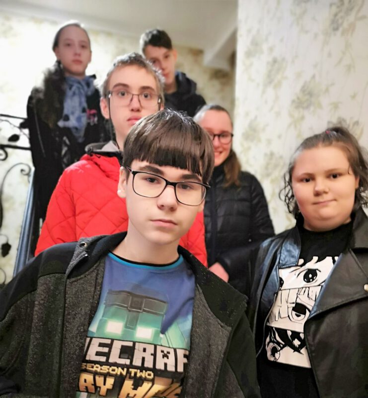 grupa młodych ludzi na klatce schodowej