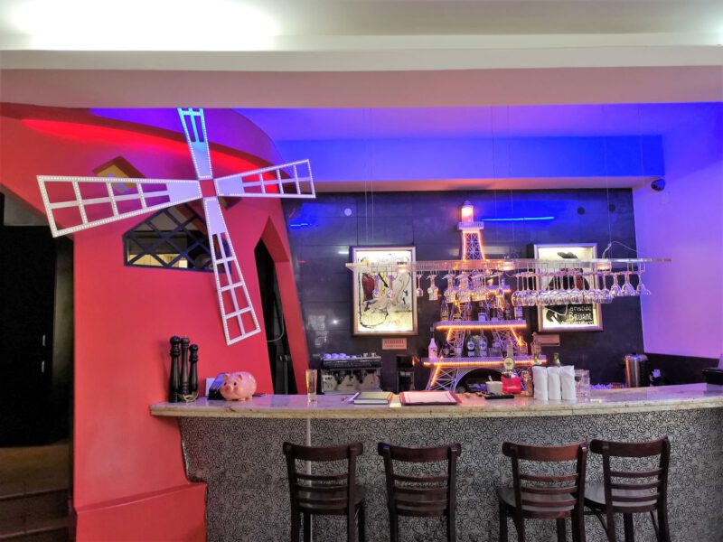 Stylowy bar z symbolami architektury i sztuki francuskiej - Wieża Eiffla oraz  Moulin Rouge