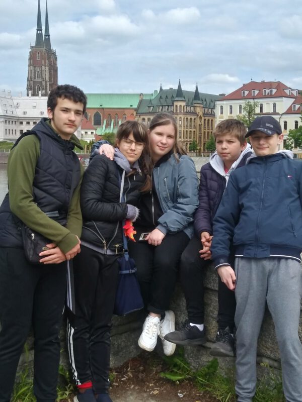 Uczniowie na tle panoramy Wrocławia