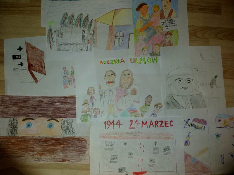 Prace plastyczne uczniów na temat historii rodziny Ulmów.